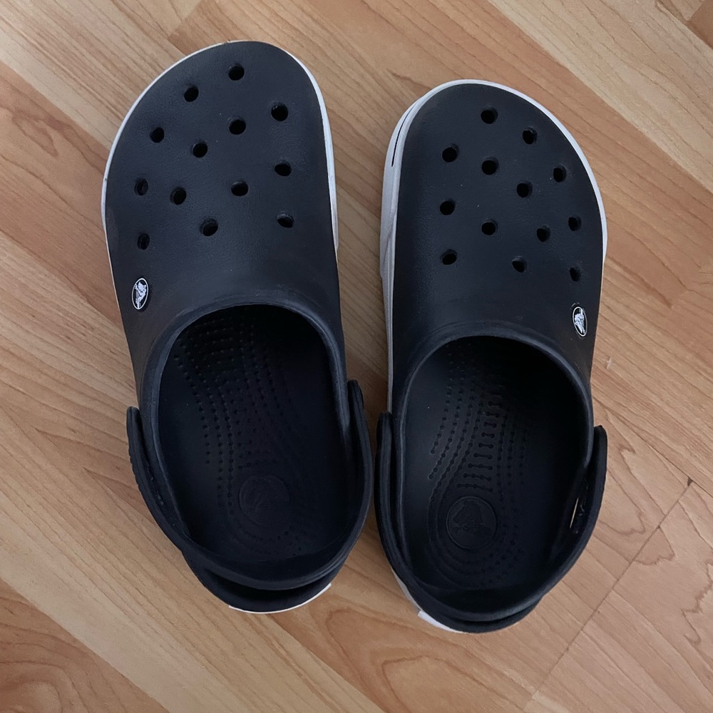 Black crocs women’s 8 Men’s 6